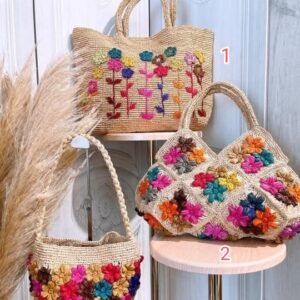 Bolsos de esparto con flores de colores.