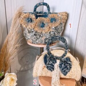 Bolsos de esparto en beige y azul marino.