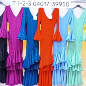 vestido de flamenca con lunar del mismo color y garruchas.