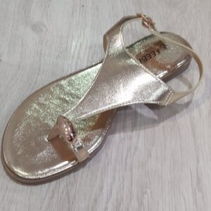 Sandalia dorada de inspiración ZARA.