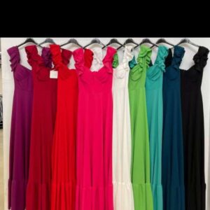 Bata flamenca con cascos en el pecho.