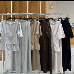 conjunto de pantalón y camiseta media manga .