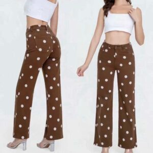 Pantalón marrón con lunares.