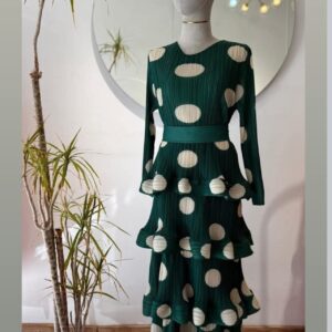 vestido verde con lunares.