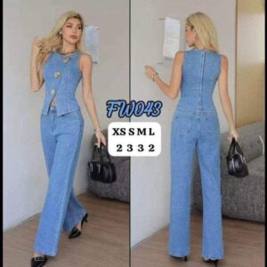 Conjunto vaquero de chaleco y pantalón.