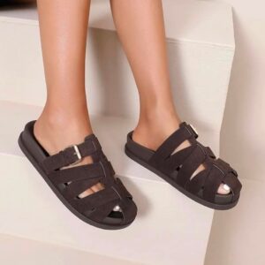 Sandalia de tiras en marrón chocolate.