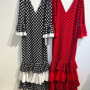 bata flamenca lunares y 4 volantes.