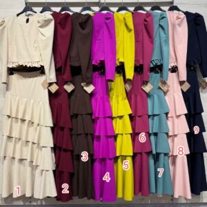 conjunto de blusa y falda con 4 volantes.