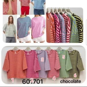 camiseta de media manga de rayas.