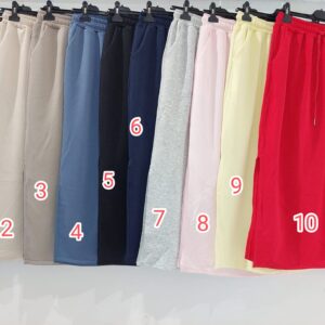 Falda con abertura en el lateral.