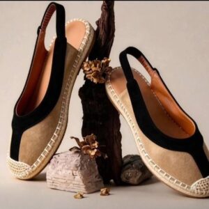 Sandalia beige y negra.