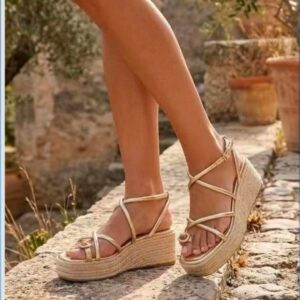 Cuñas de tiras doradas.