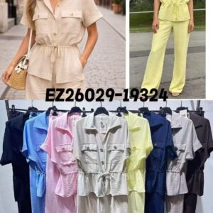 conjunto de pantalón y blusa con botones y cordón por la cintura.