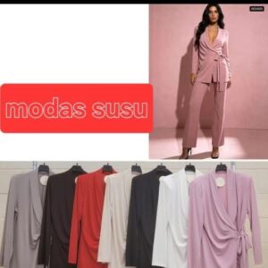 conjunto con chaqueta cogida en el lateral.