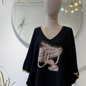 jersey negro con dibujo de una mano cogiendo una deportiva.