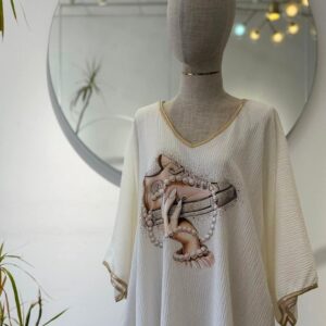 jersey blanco con dibujo de mano cogiendo una deportiva.