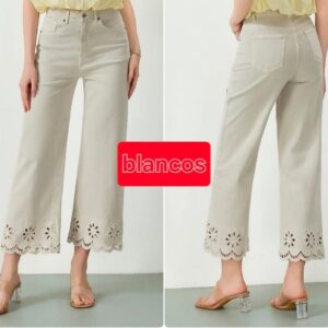 Vaquero blanco con dibujo en la parte de abajo.