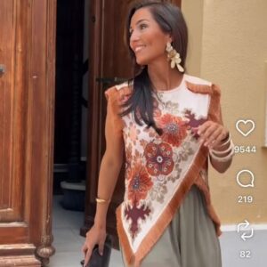 chalequillo bordado con flecos.