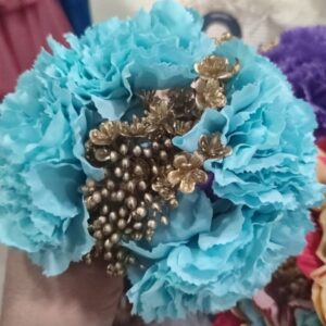 Flores de flamenca celeste con dorado.