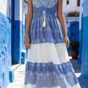 Vestido Boho en tonos azules con blanco.