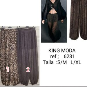 Conjunto de pantalón y blusa.