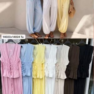 Conjunto de pantalón y blusa.