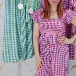 Conjunto de blusa y pantalón de cuadros.