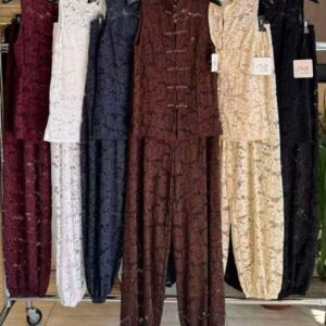 Conjunto de encaje de pantalón y blusa .
