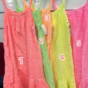 Vestido tiranta con volante en la parte de abajo.
