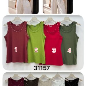 Camiseta de tiranta con tachuelas alrededor del cuello y la manga.
