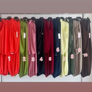 Conjunto de pantalón y blusa cogida al cuello .