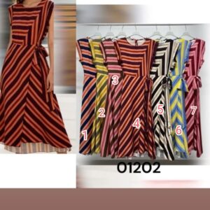 Vestido sin mangas de rayas.