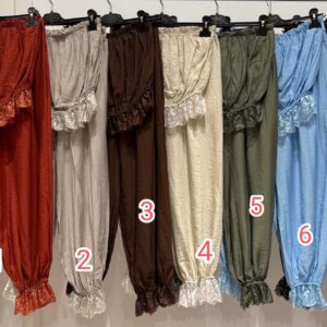 Conjunto de top y pantalón con encaje por debajo.