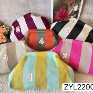 Bolso de rayas.