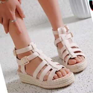 Sandalia beige de tiras.
