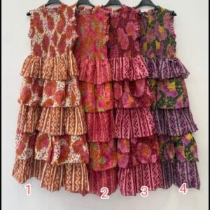 vestido estampado con volantes.
