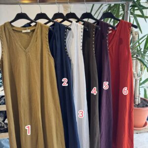 vestido escote de pico con manga a la ziza y tachuelas.