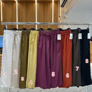 Pantalón con tachuelas en los laterales.