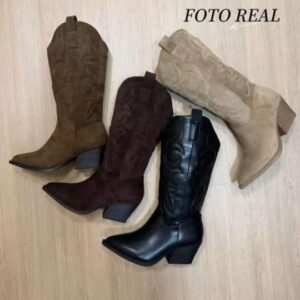 Botas con brocado del mismo color.