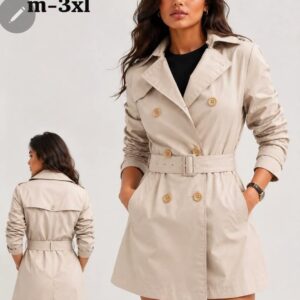 Gabardina con botones y cinturón.