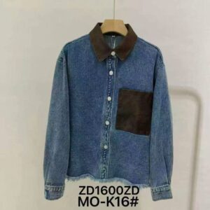 Sobrecamisa vaquera con cuello y bolsillo de diferente color.