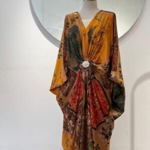 vestido escote de pico con broche