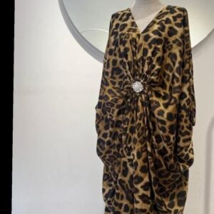 Vestido con broche .