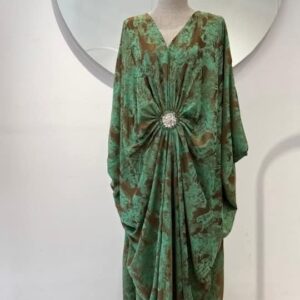vestido escote de pico con broche en tonos verdes