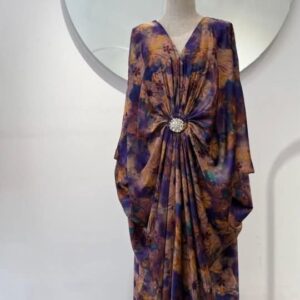 vestido con broche y escote de pico.