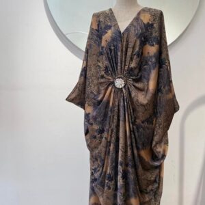 vestido escote de pico con broche.