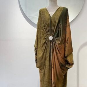 vestido escote de pico con broche.