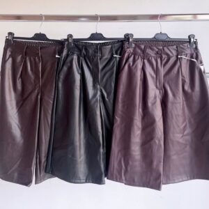 Falda pantalón de polipiel.