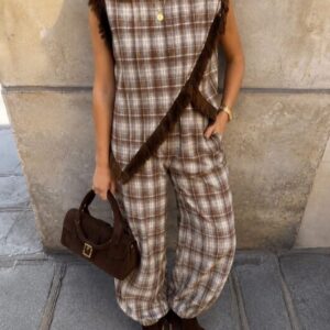 conjunto de cuadros con blusa asimétrica.