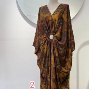 Vestido escote de pico con broche.